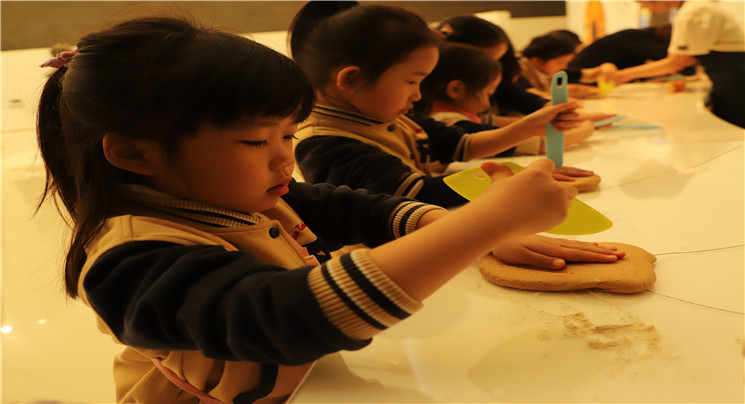 與(與)藝術(shù)碰撞，與(與)創(chuàng  )意碰撞