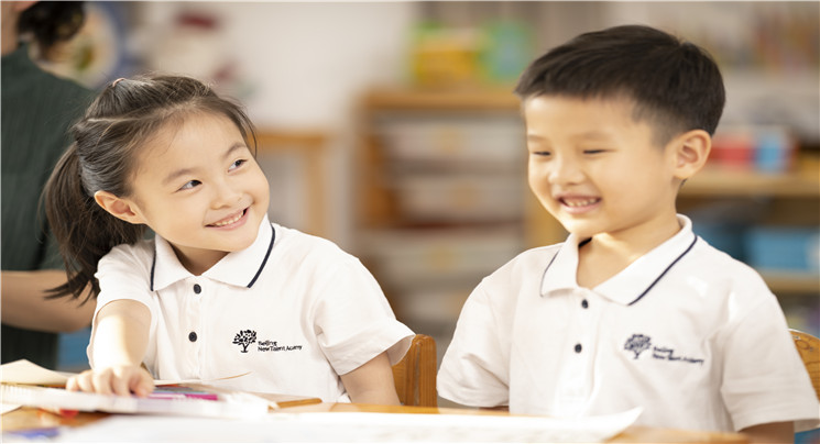 探秘|新英才(cái)幼(yòu)兒園的【遊戲(戲)與(與)玩(wán)?！?/><p>探秘|新英才(cái)幼(yòu)兒園的【遊戲(戲)與(與)玩(wán)?！?/p> </a><a class=